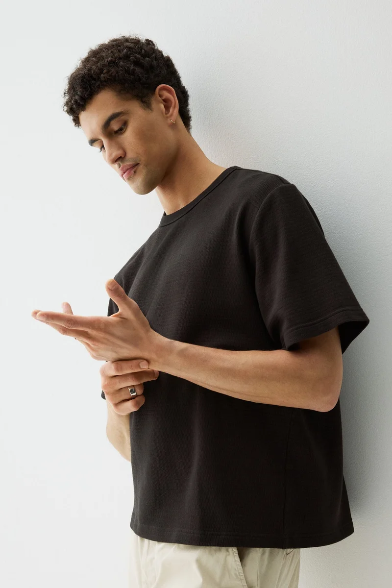 اتش اند ام تي-شيرت من نسيج الوافل بقصّة عادية